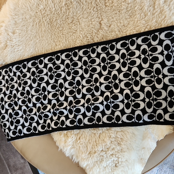 Beautiful NWT Coach Knit Signature Logo Scarf 🖤🧣🎁 - Picture 10 of 12